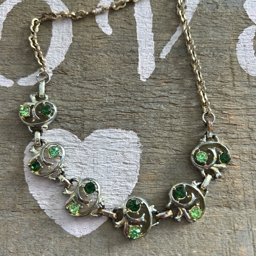 Vintage Elegant Green Stone Necklace 16 inches